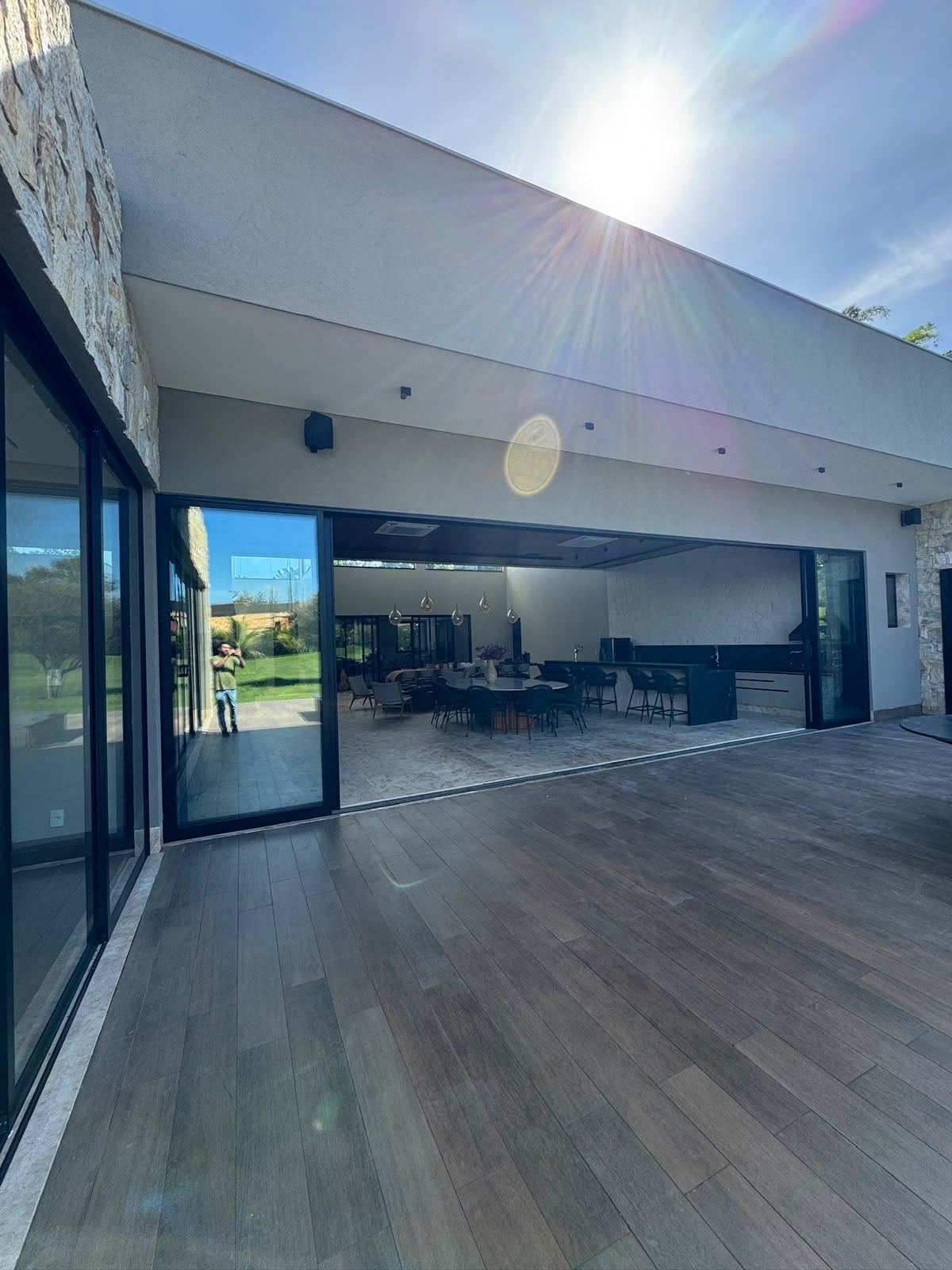 Varanda gourmet com esquadria panorâmica em alumínio preto